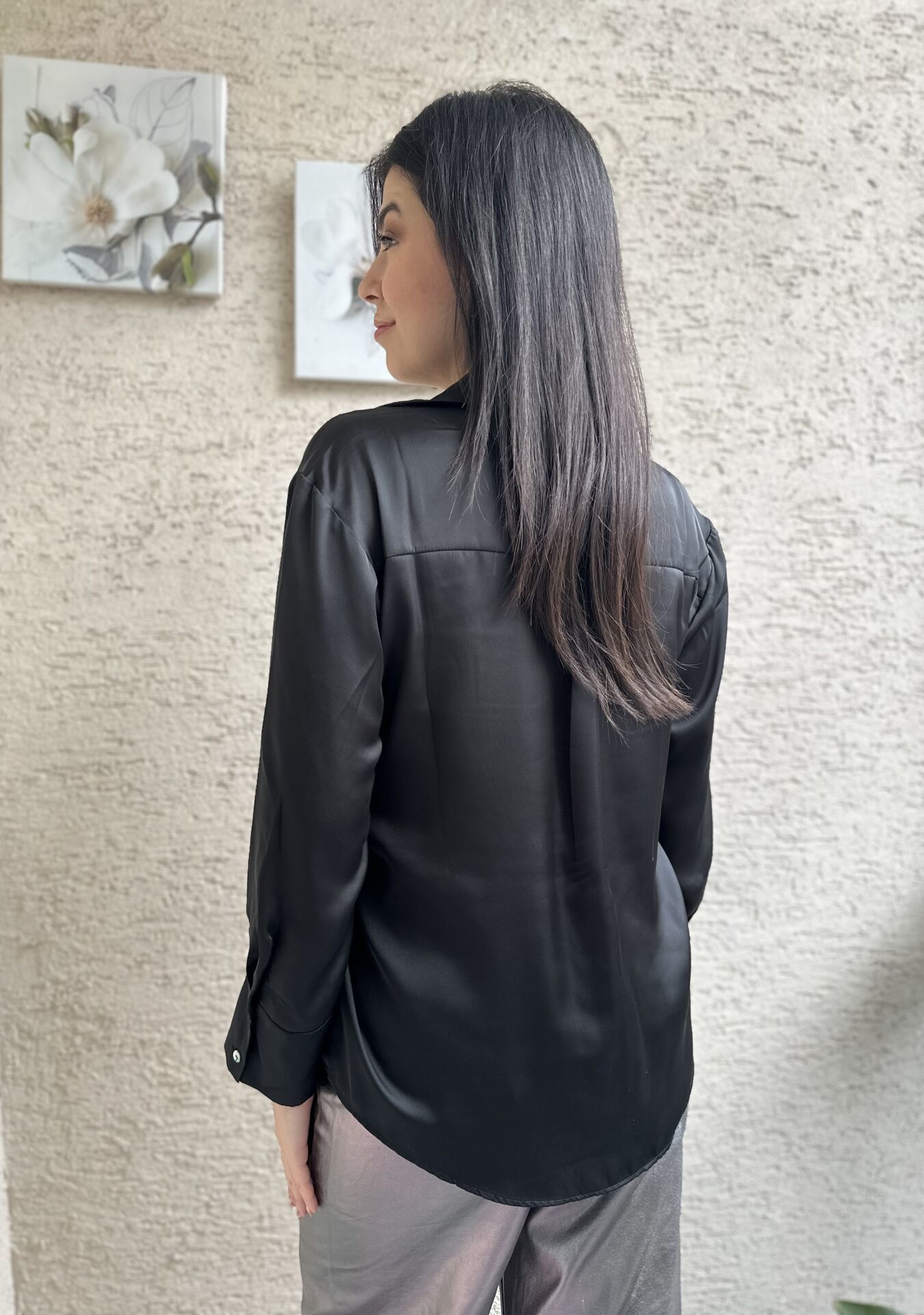 Siyah V Yaka Saten Gömlek