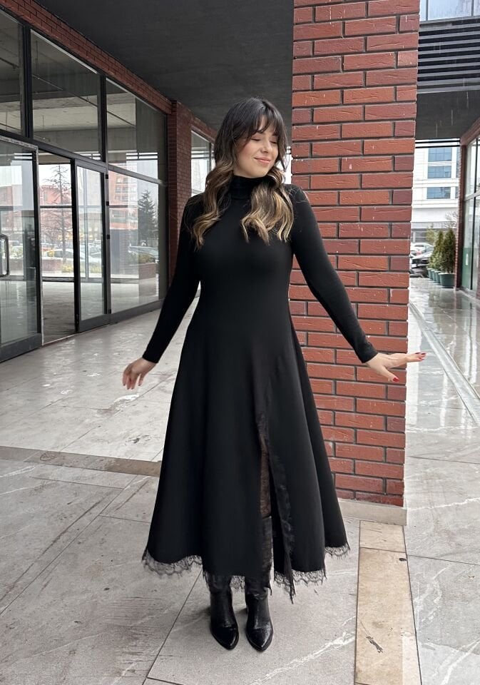 Siyah Dantel Detaylı Çilek Elbise