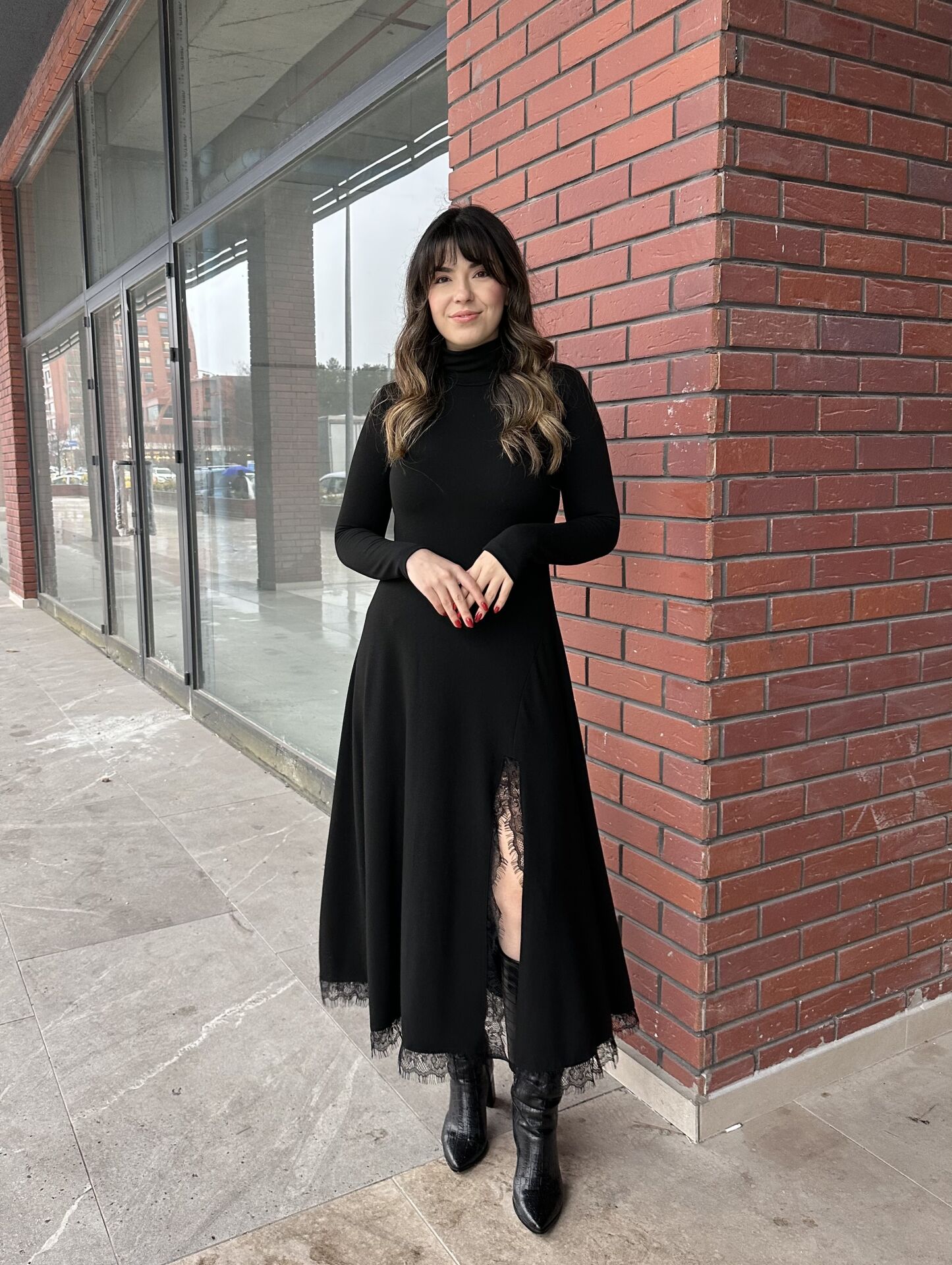 Siyah Dantel Detaylı Çilek Elbise