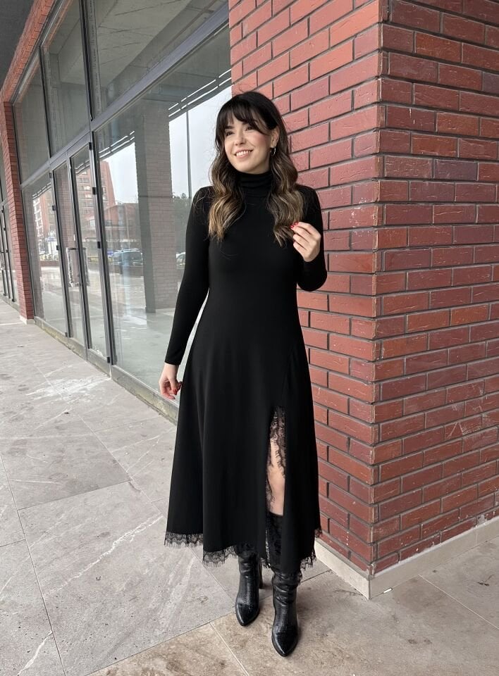 Siyah Dantel Detaylı Çilek Elbise