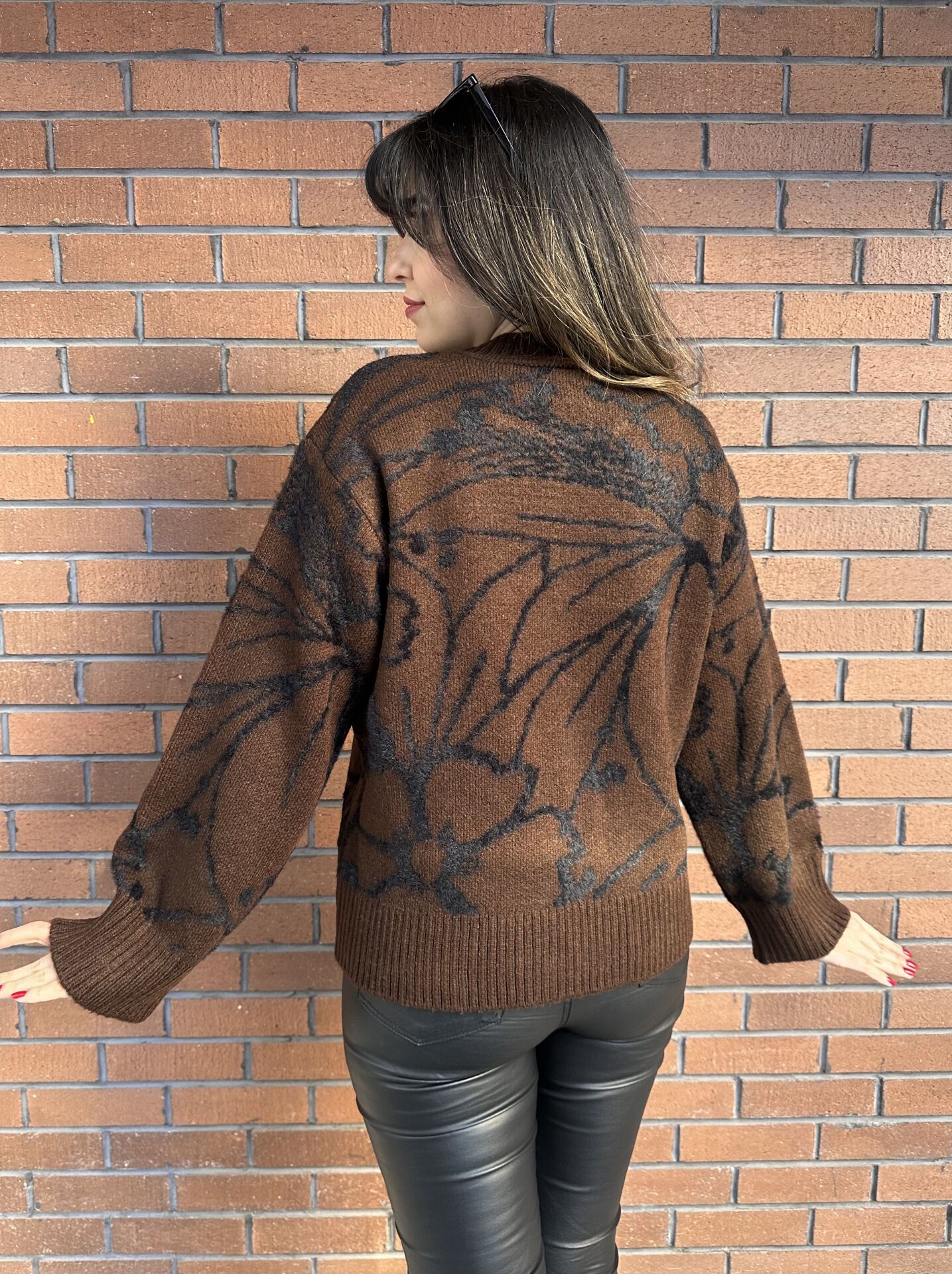 Kahverengi Pul İşlemeli Kazak