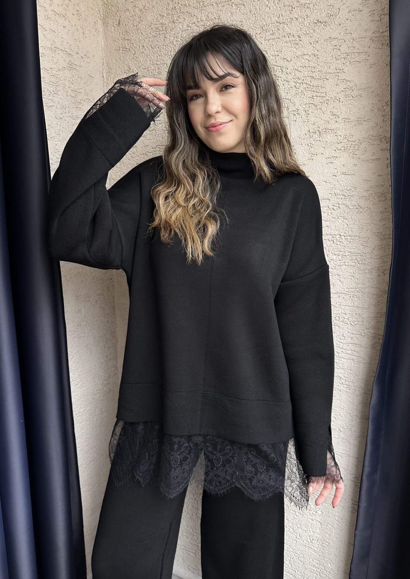 Siyah Dantel Detaylı Kazak