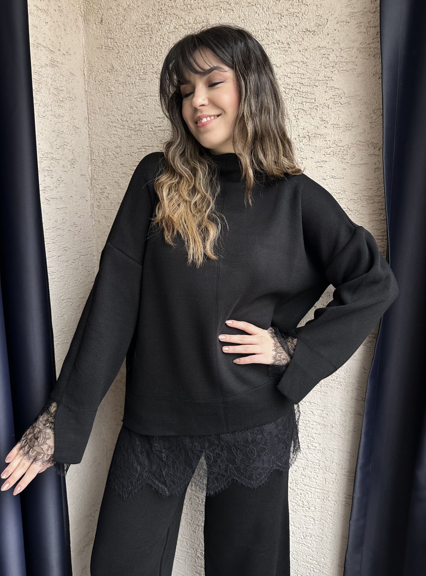 Siyah Dantel Detaylı Kazak