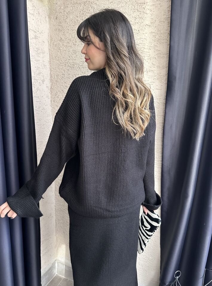 Kolu Yırtmaçlı Siyah Kazak Etek Triko Takım