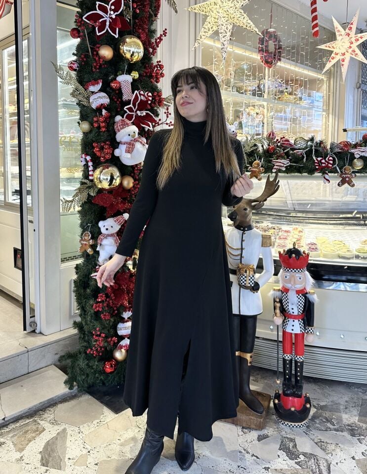 Çilek Siyah Yırtmaçlı Elbise