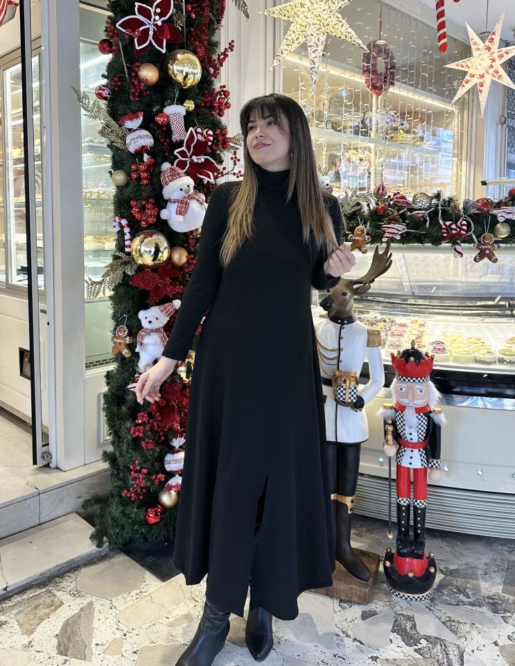 Çilek Siyah Yırtmaçlı Elbise