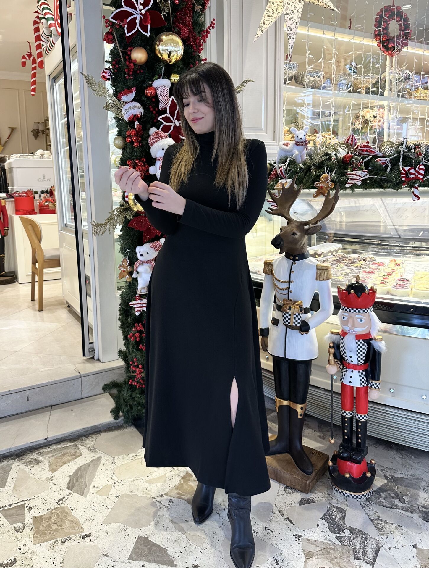 Çilek Siyah Yırtmaçlı Elbise