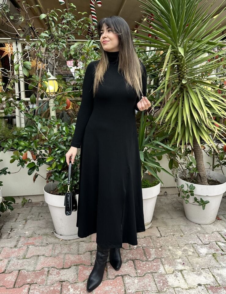 Çilek Siyah Yırtmaçlı Elbise