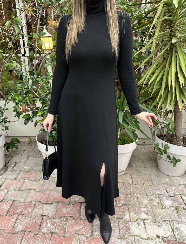 Çilek Siyah Yırtmaçlı Elbise