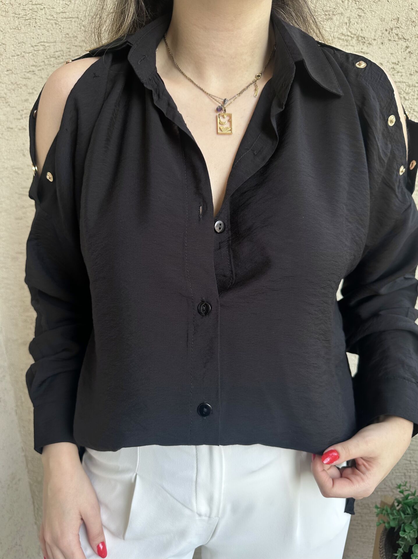 Siyah Omzu Çıtçıtlı Gömlek
