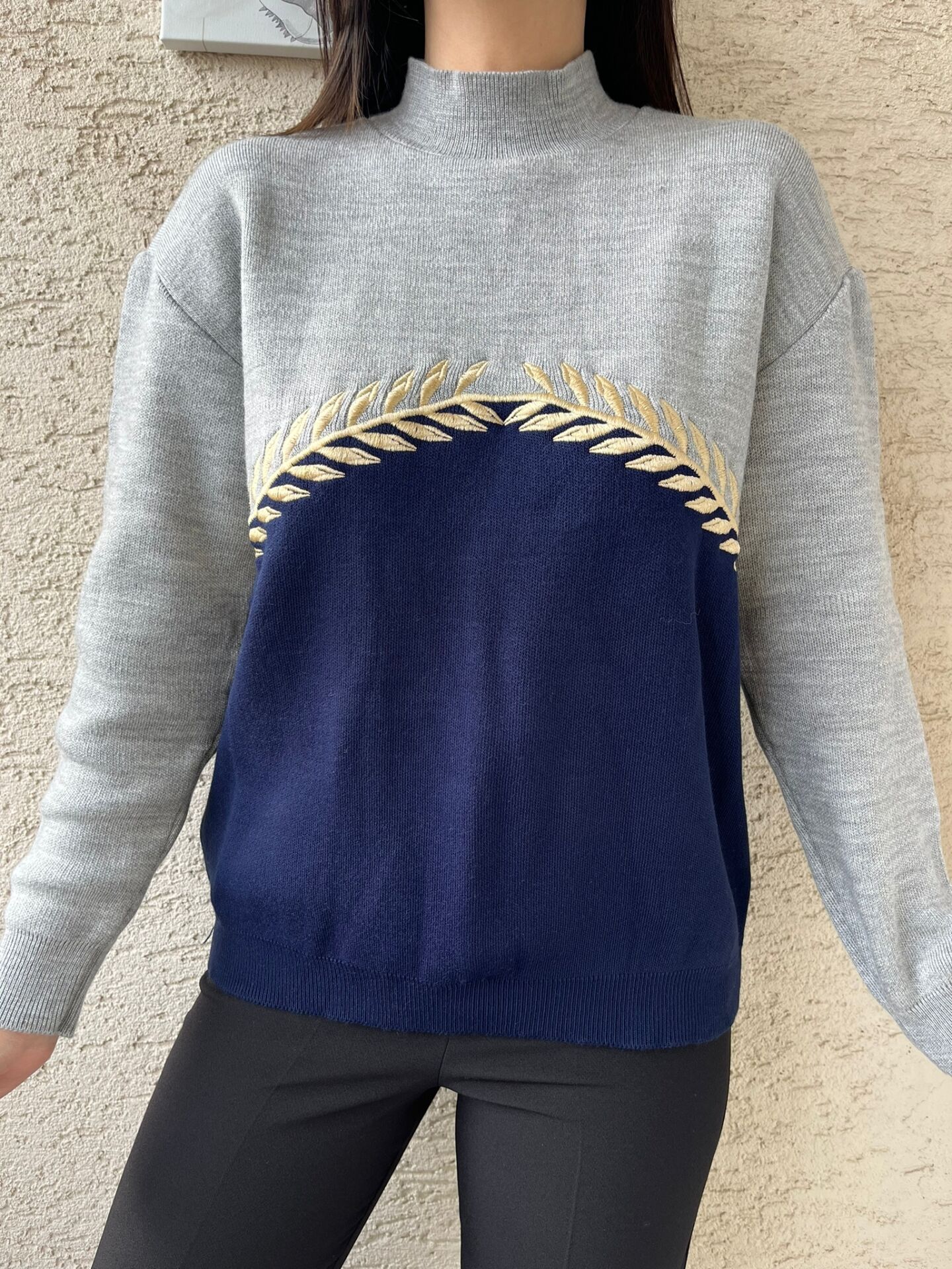 Gri-Lacivert Gold Nakış İşlemeli Kazak