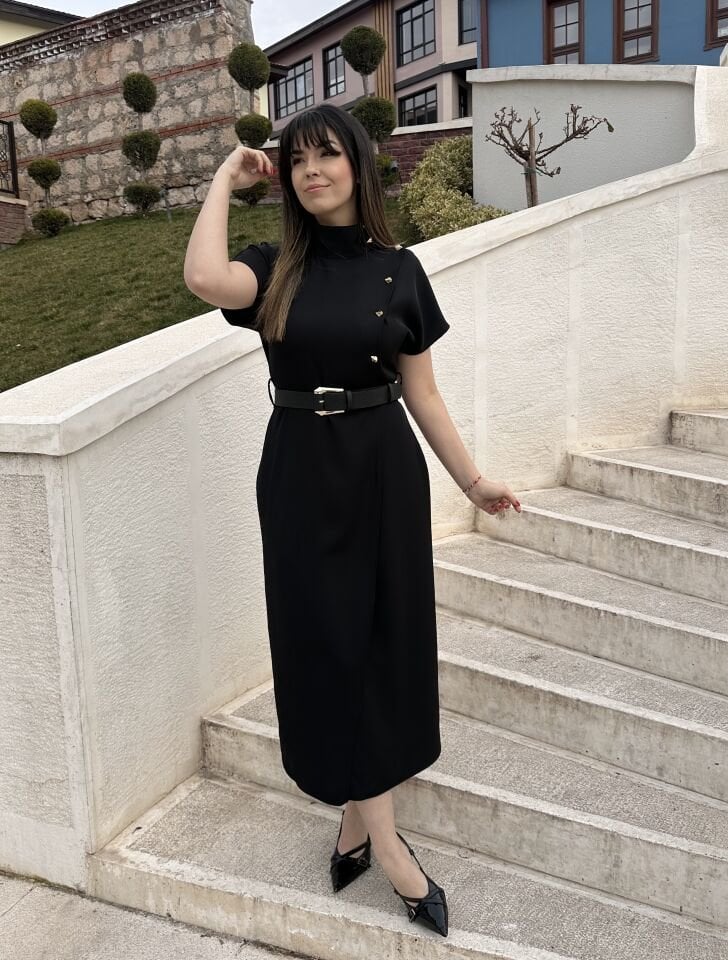 Dik Yaka Kemerli Siyah Kalem Elbise