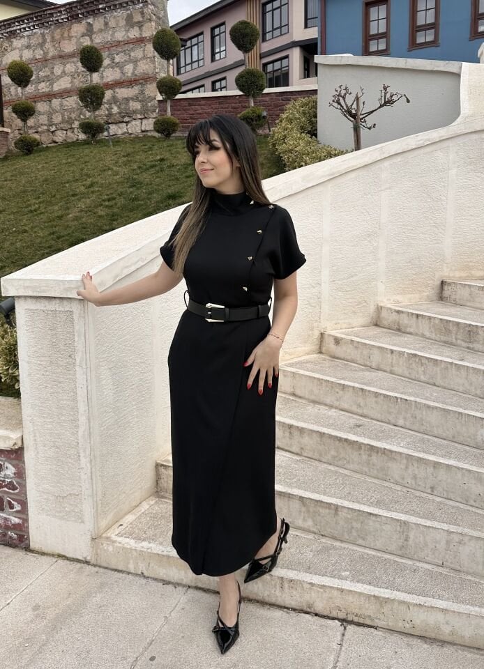 Dik Yaka Kemerli Siyah Kalem Elbise