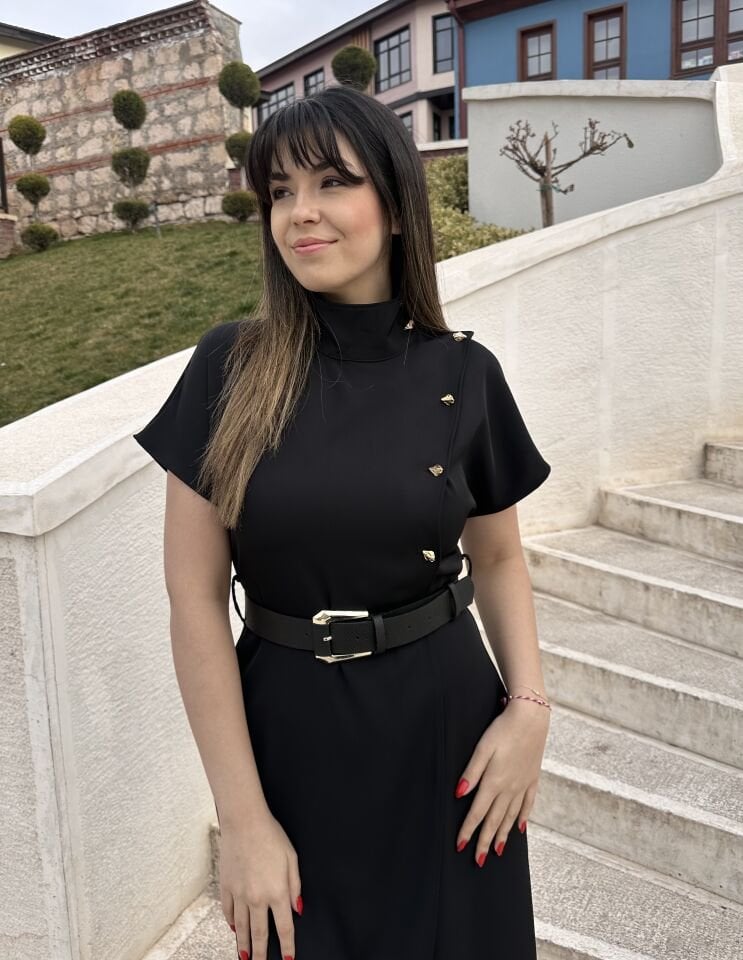 Dik Yaka Kemerli Siyah Kalem Elbise