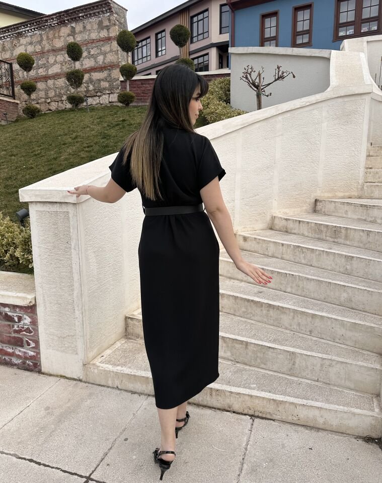 Dik Yaka Kemerli Siyah Kalem Elbise