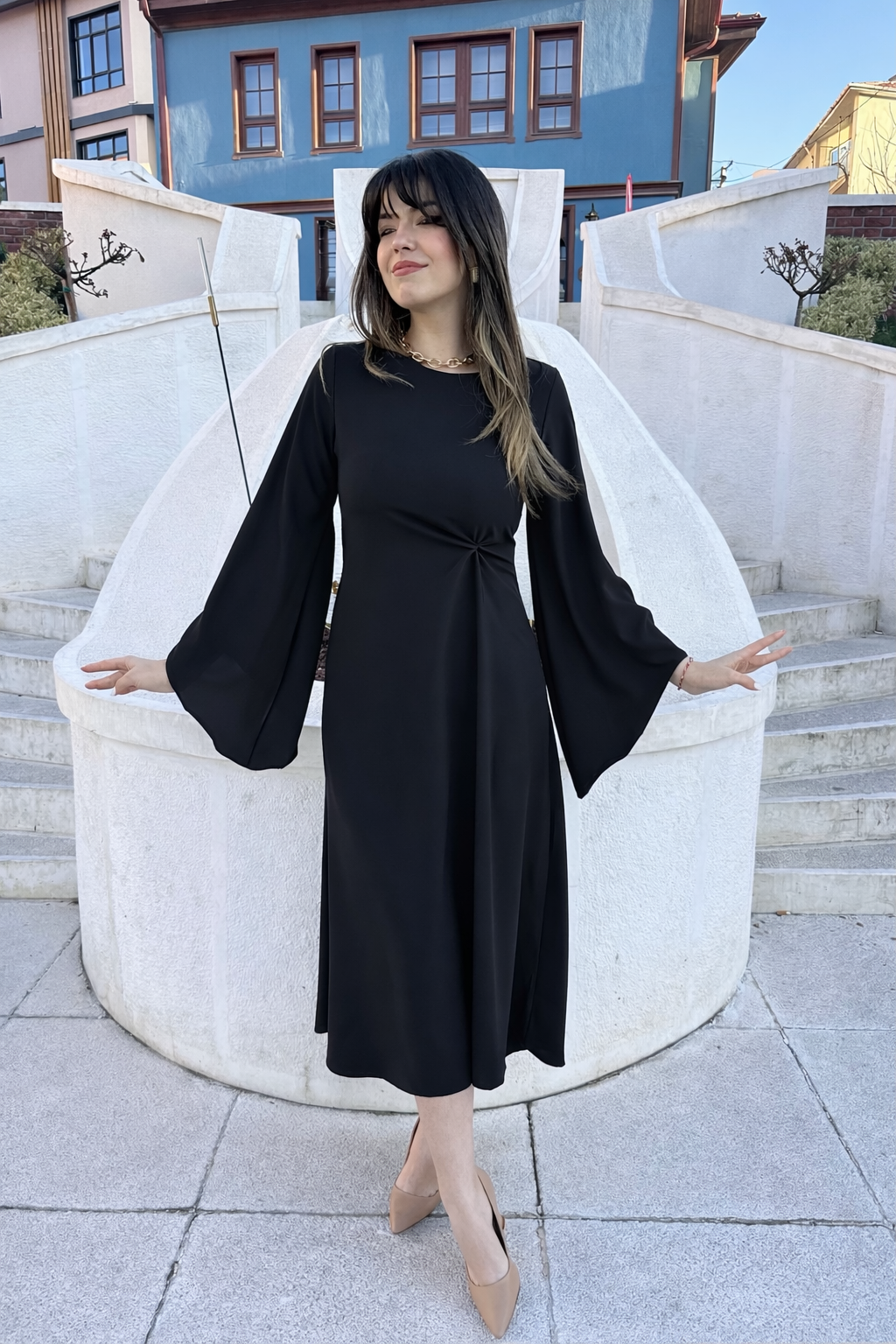 siyah Düğüm Detaylı Asimetrik Elbise