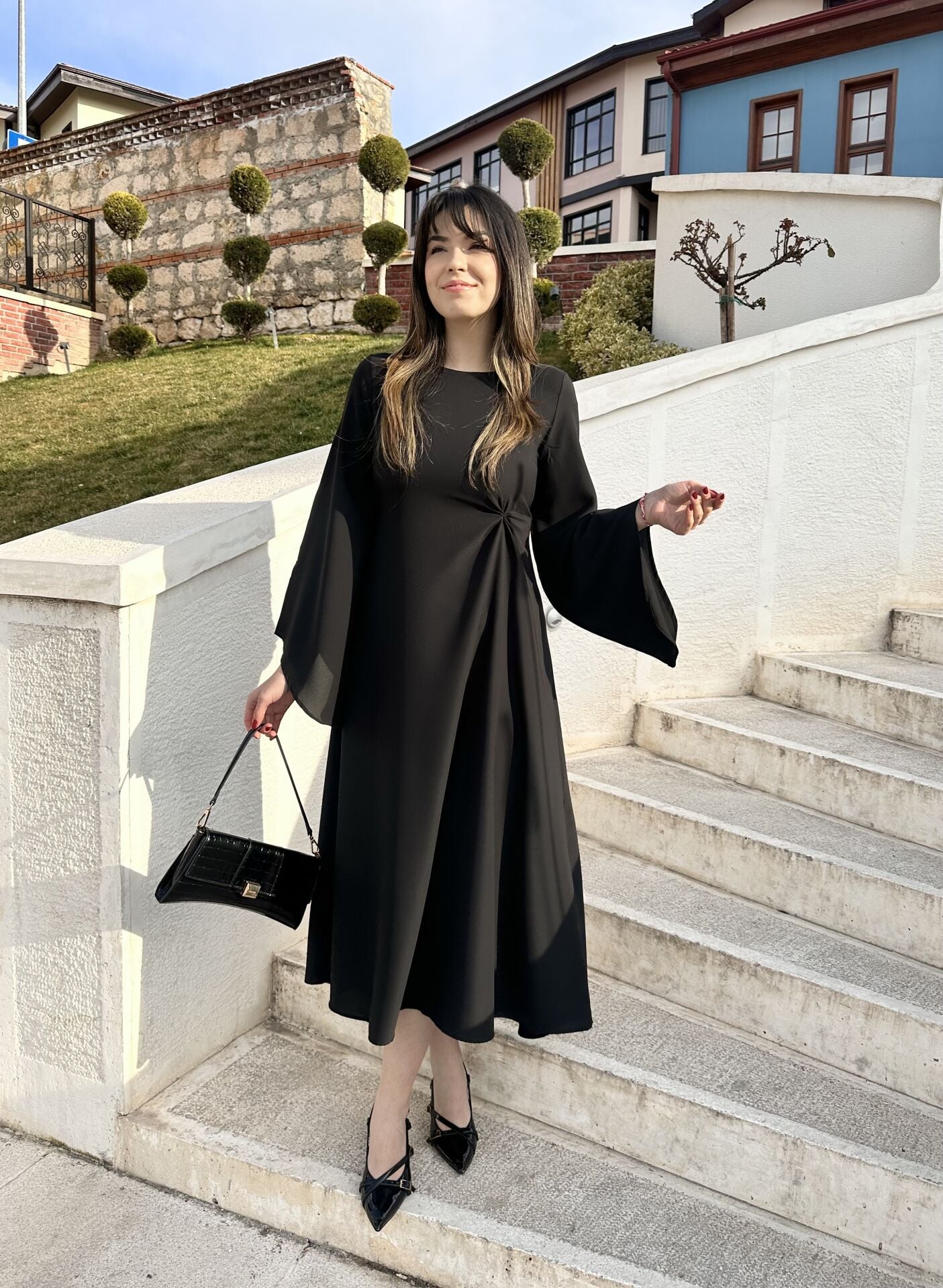 Siyah Düğüm Detaylı Asimetrik Elbise