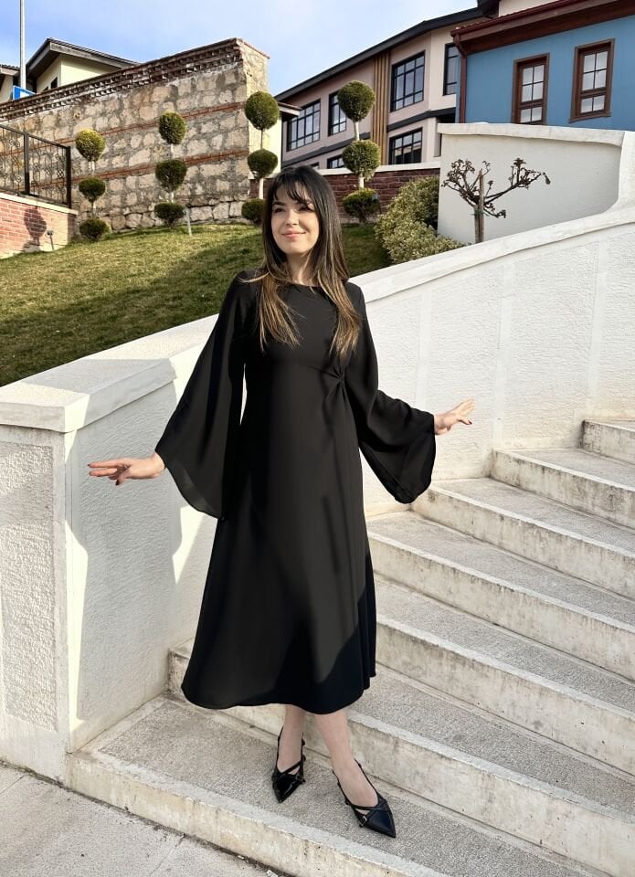 Siyah Düğüm Detaylı Asimetrik Elbise