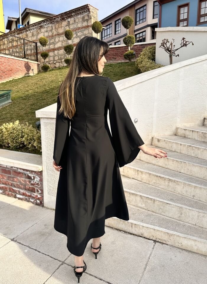 Siyah Düğüm Detaylı Asimetrik Elbise