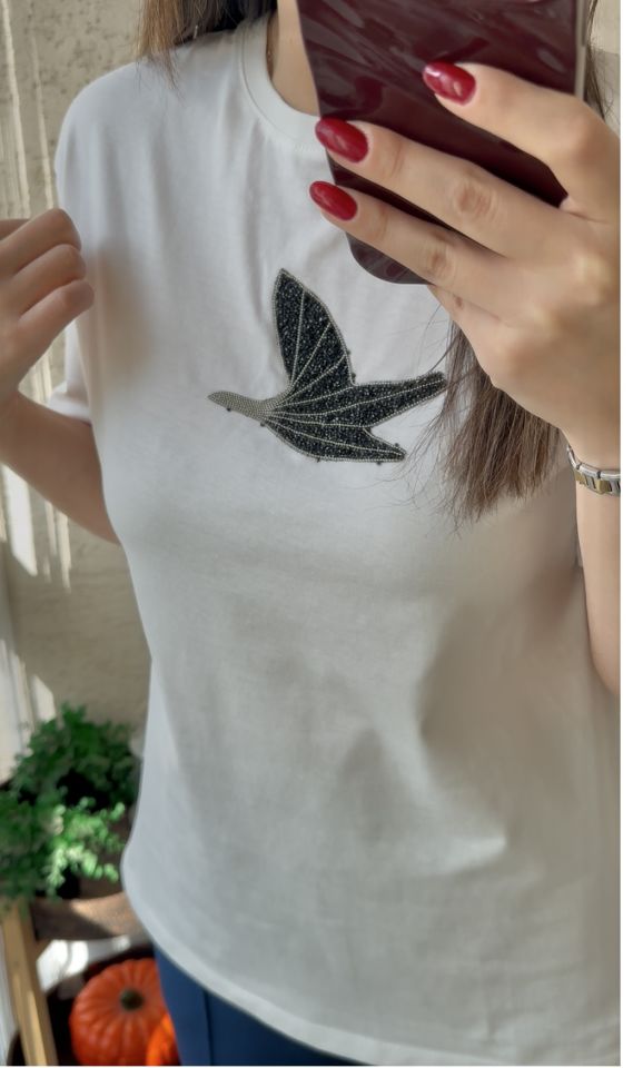 Taşlı Kuşlu Beyaz Tişört