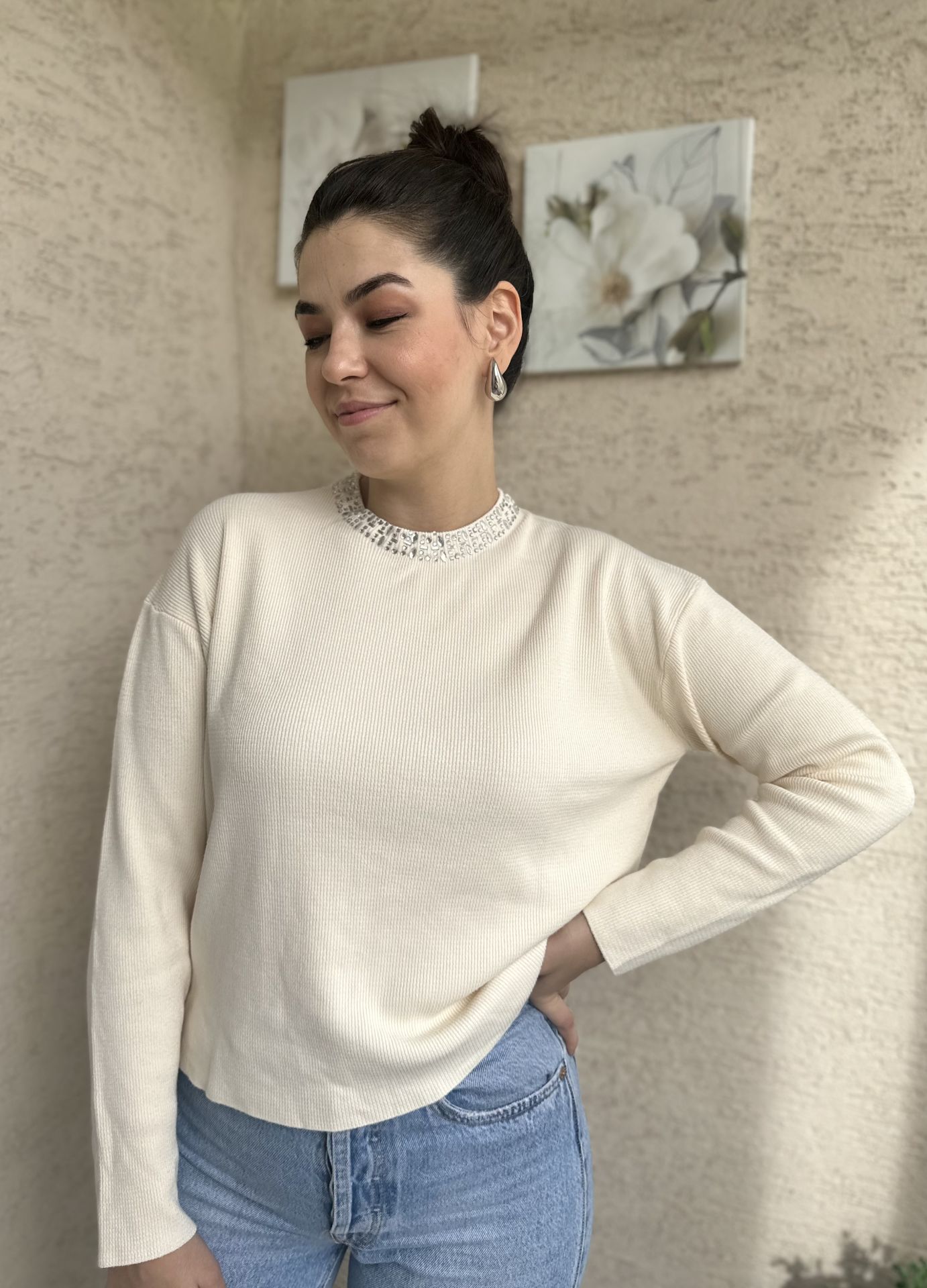 Yakası Taşlı Uzun Kollu Krem Triko