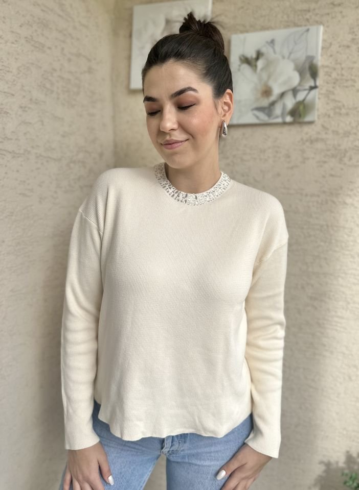 Yakası Taşlı Uzun Kollu Krem Triko