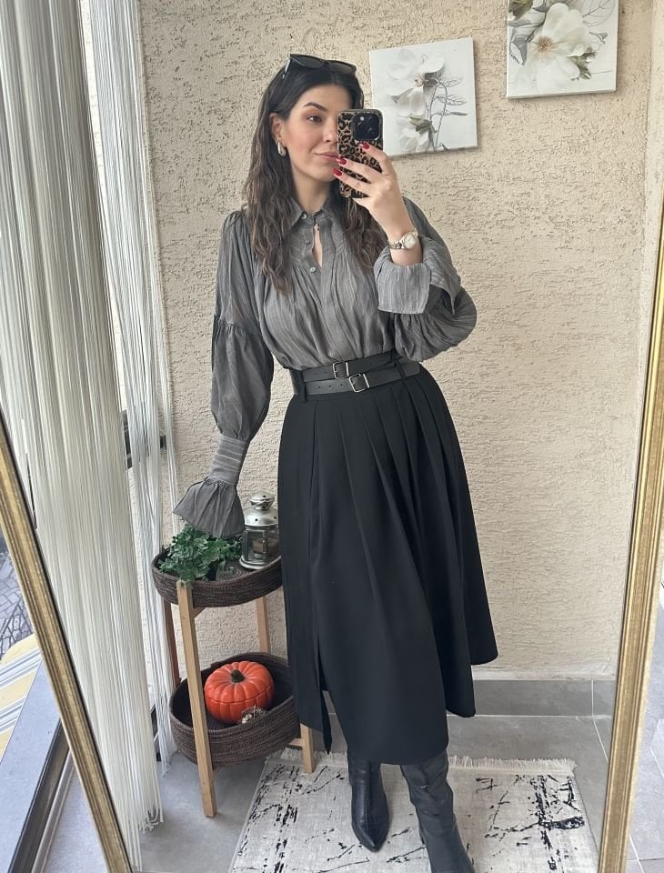 Siyah Yırtmaçlı Kemerli Midi Boy Etek