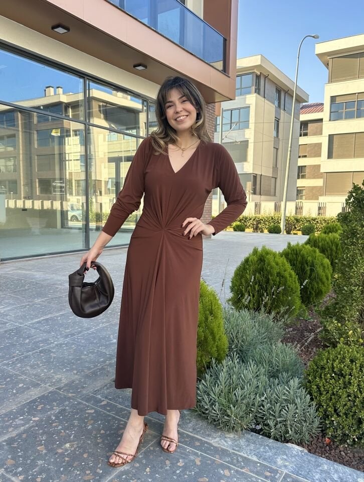 Düğüm Detaylı V Yaka Kahverengi Elbise