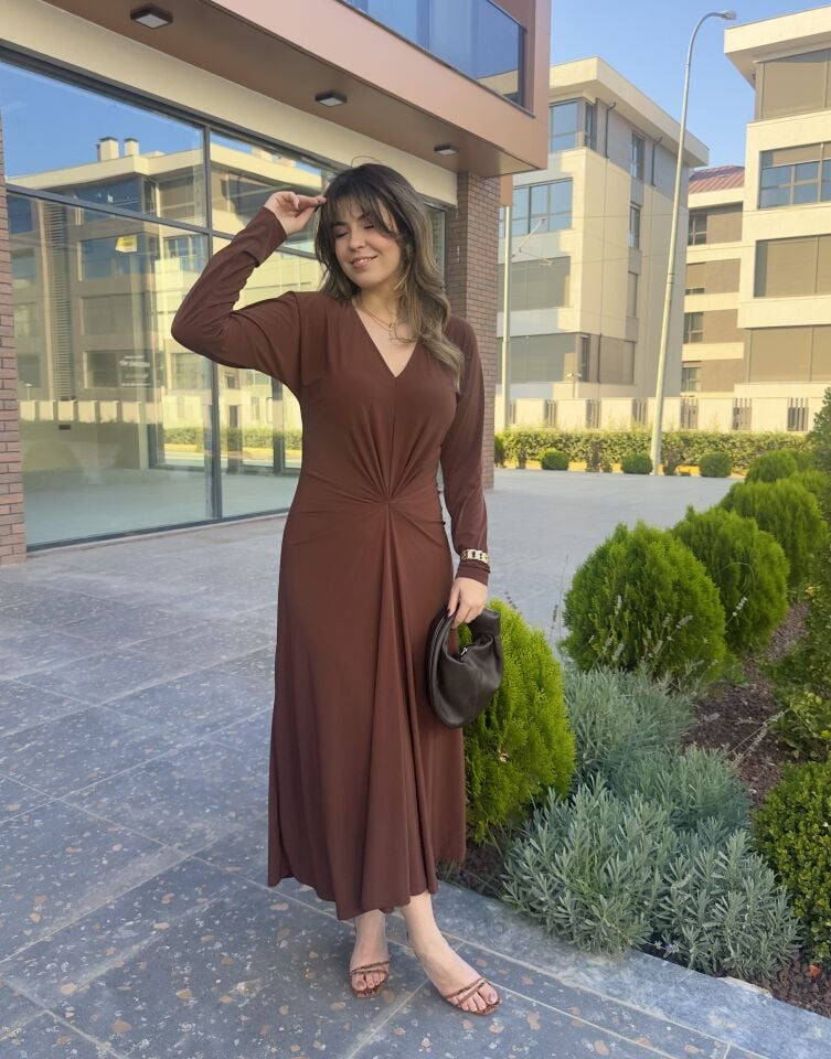 Düğüm Detaylı V Yaka Kahverengi Elbise