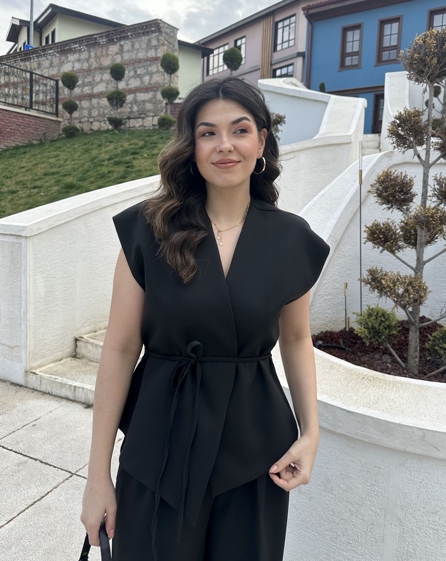 Siyah Geniş Paça Pantolon Kuşaklı Yelek Takım