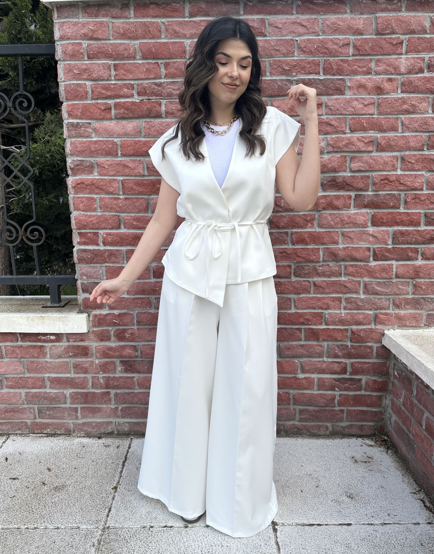 Beyaz Geniş Paça Pantolon Kuşaklı Yelek Takım
