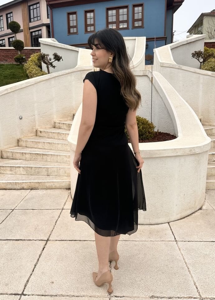 Drapeli Asimetrik Siyah Tül Elbise