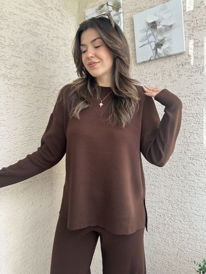 Bisiklet Yaka Yırtmaçlı Kahverengi Triko Takım