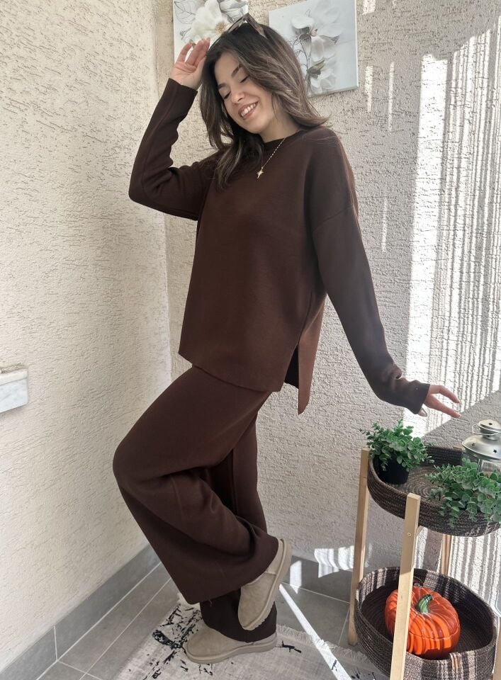 Bisiklet Yaka Yırtmaçlı Kahverengi Triko Takım