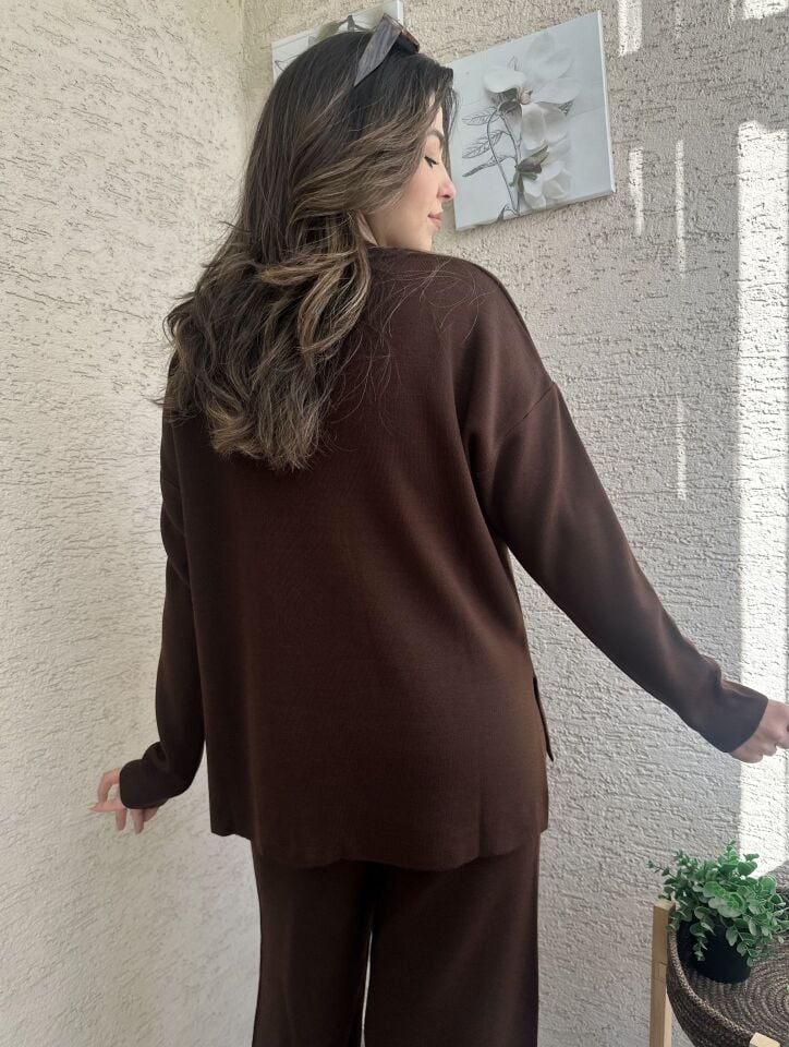 Bisiklet Yaka Yırtmaçlı Kahverengi Triko Takım