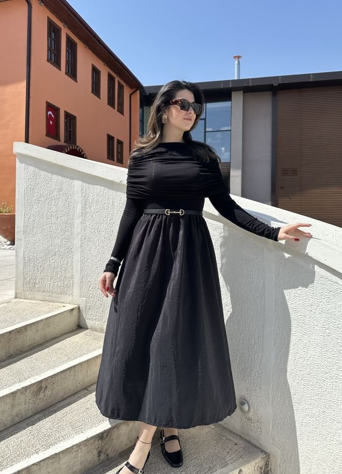 Kapalı Madonna Yaka Siyah Elbise