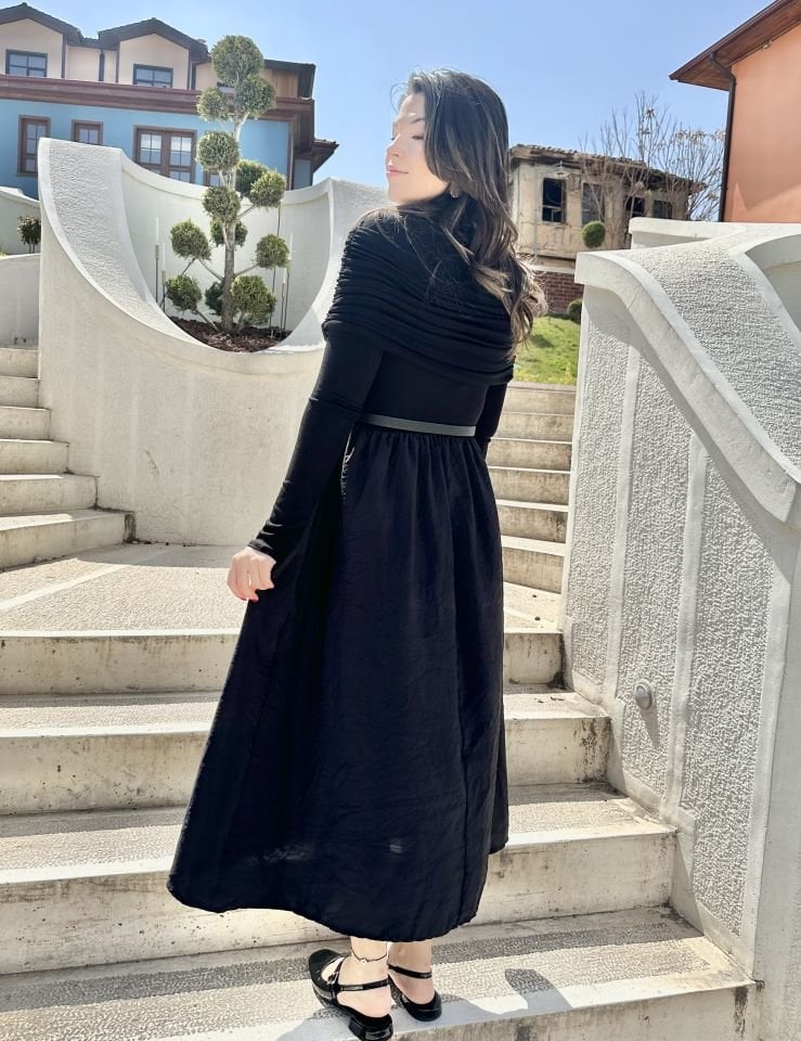 Kapalı Madonna Yaka Siyah Elbise