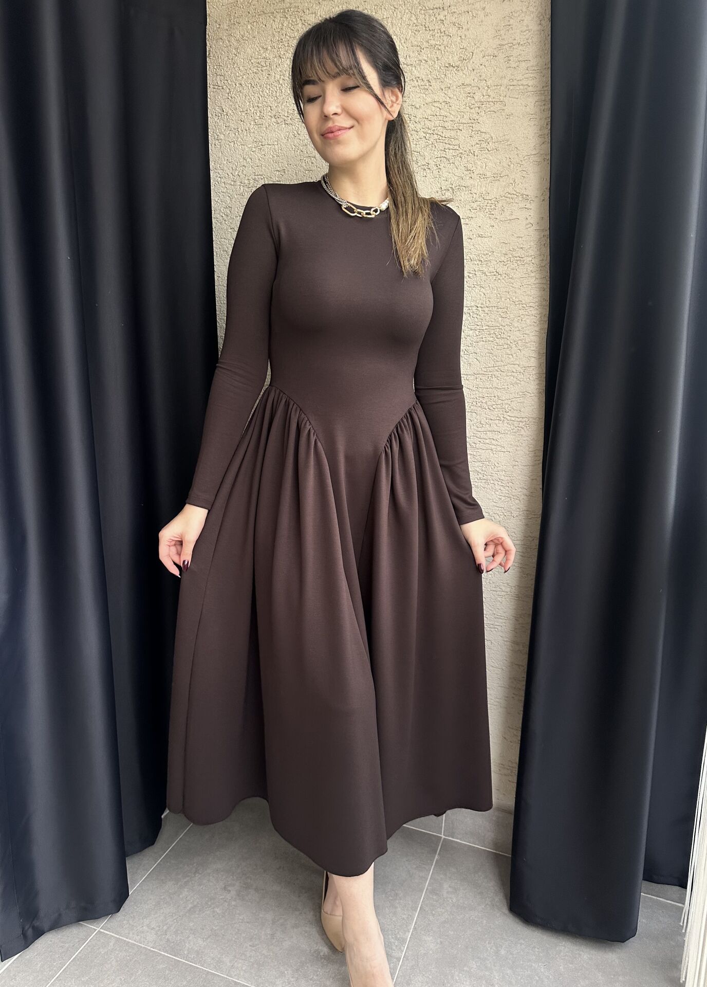 Kahverengi Yanları Pileli Elbise