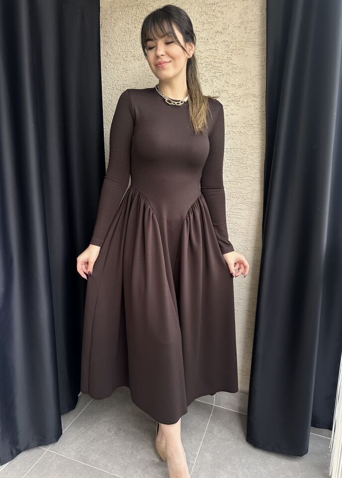 Kahverengi Yanları Pileli Elbise