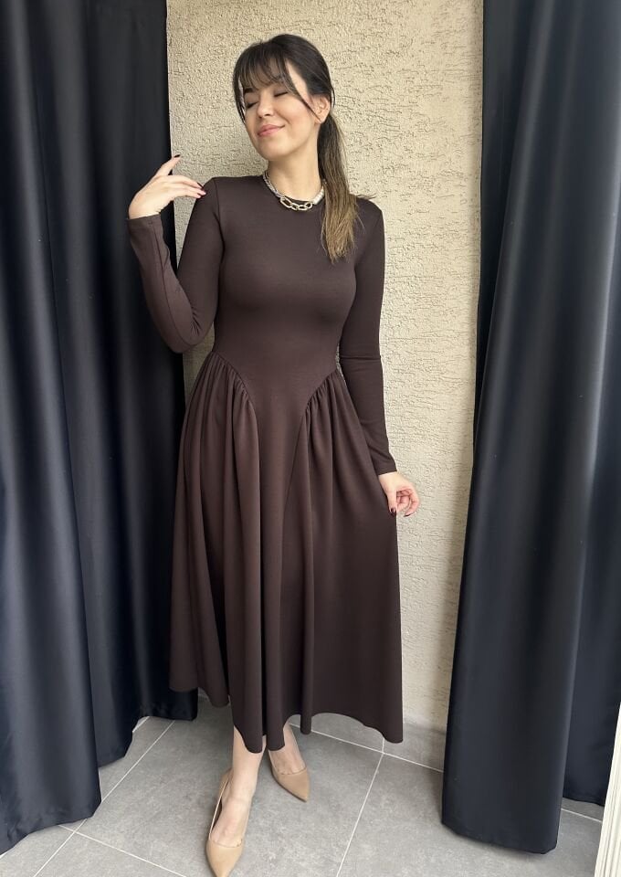 Kahverengi Yanları Pileli Elbise