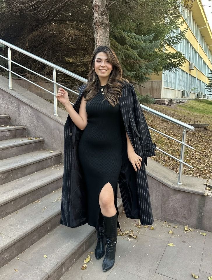 Mass Duti Yırtmaç Detaylı Siyah Triko Elbise