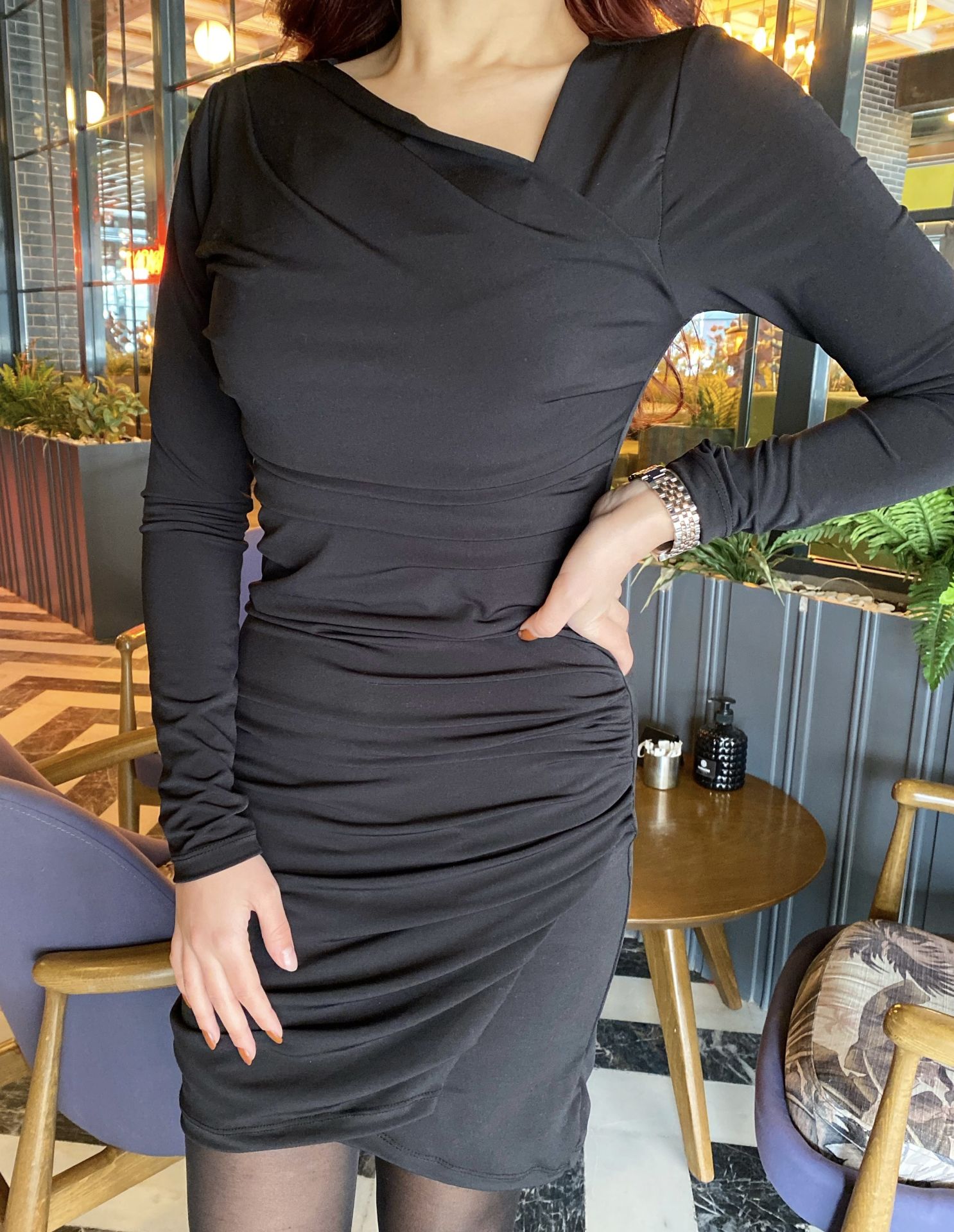 Yaka detay drapeli siyah mini elbise