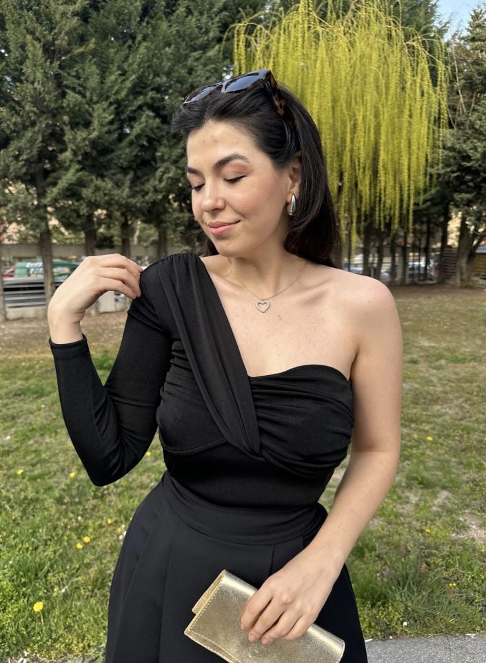 Tek Omuz Siyah Tasarım Bluz