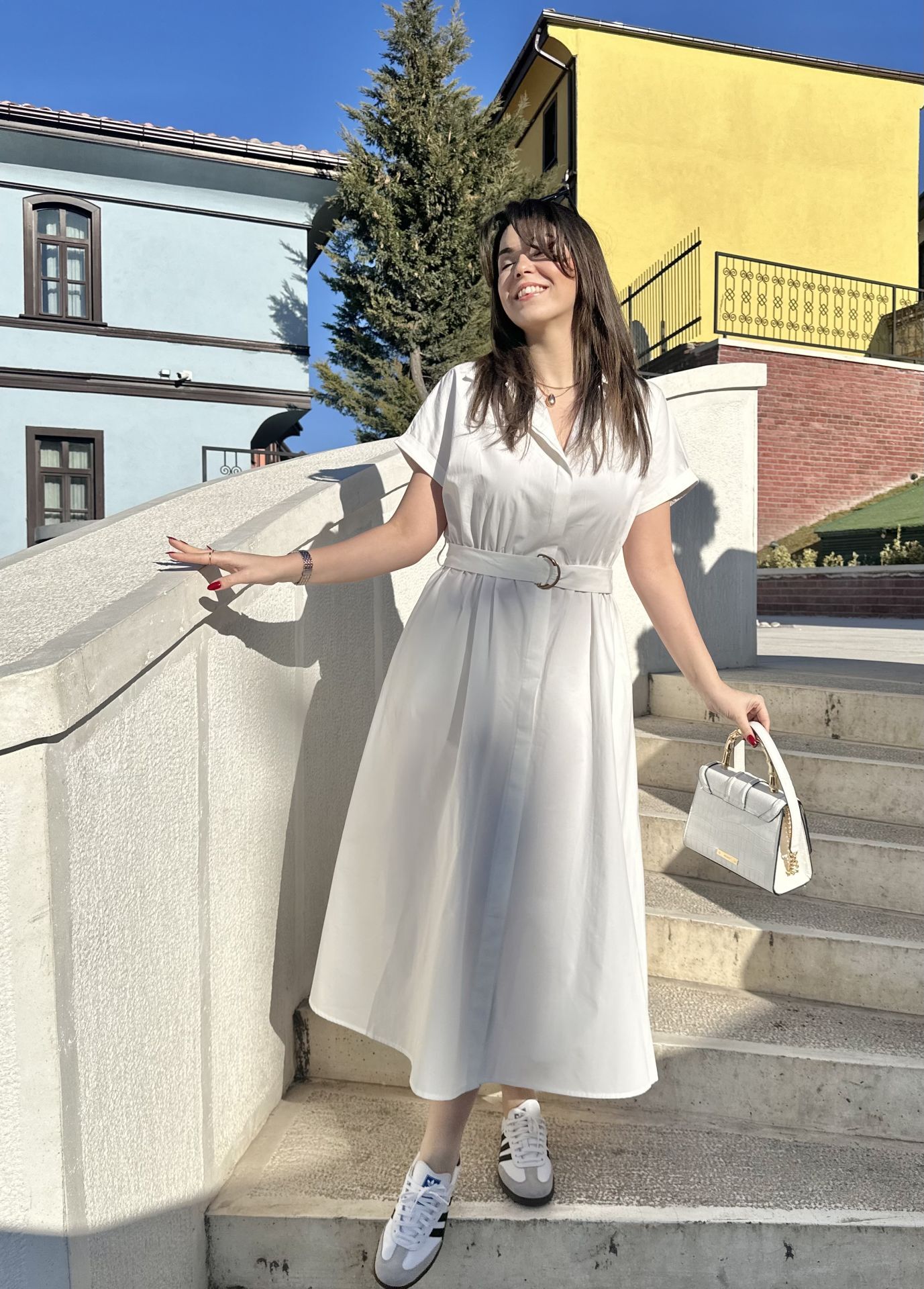 Kısa Kollu Beyaz Kuşaklı Elbise