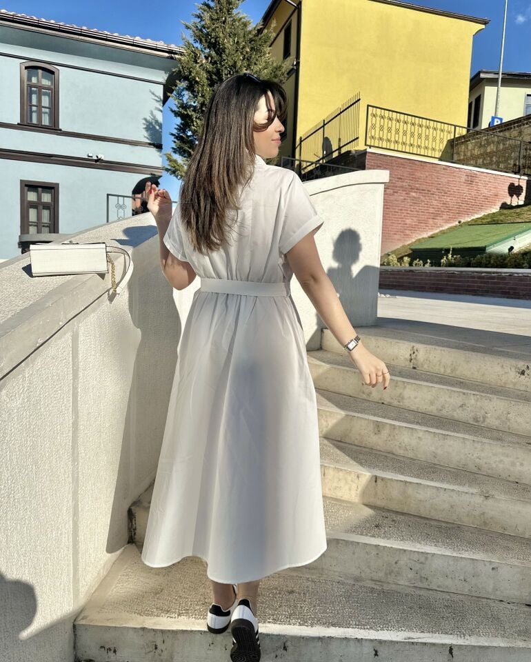 Kısa Kollu Beyaz Kuşaklı Elbise