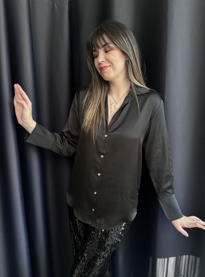 Siyah V Yaka Saten Gömlek