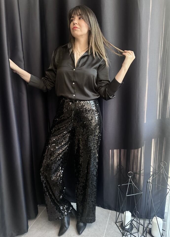 Siyah V Yaka Saten Gömlek