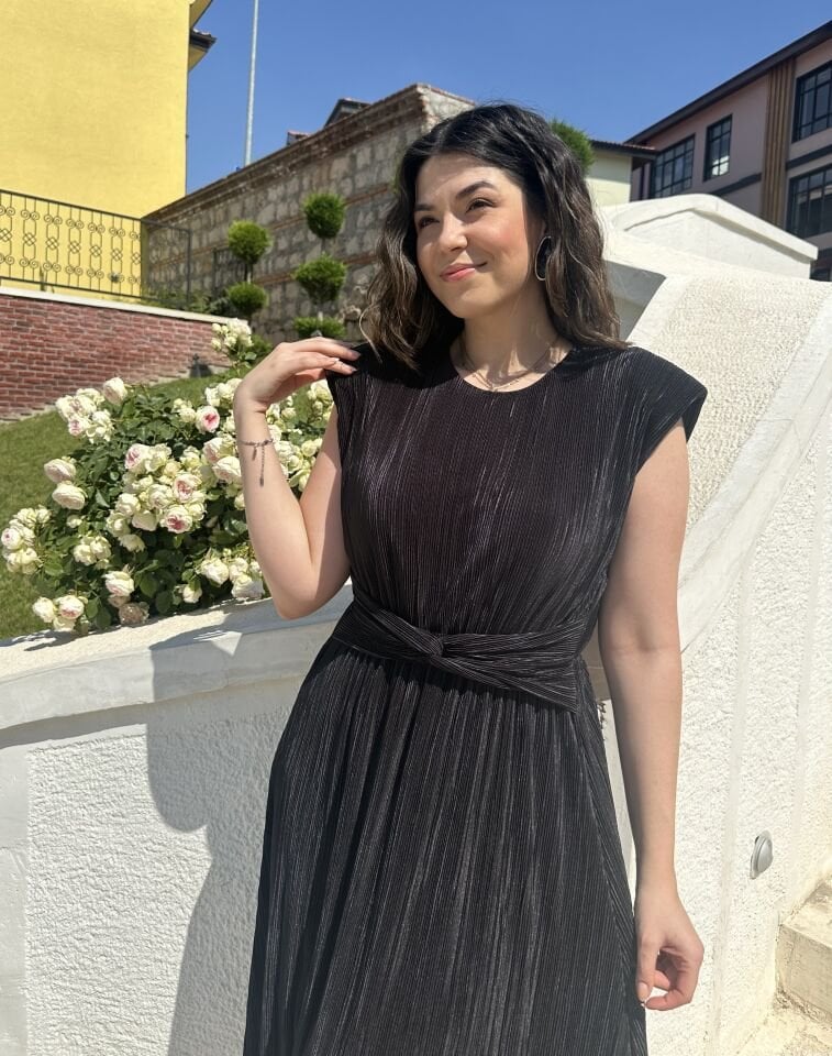 Siyah Vatkalı Bel Detaylı Piliseli Elbise