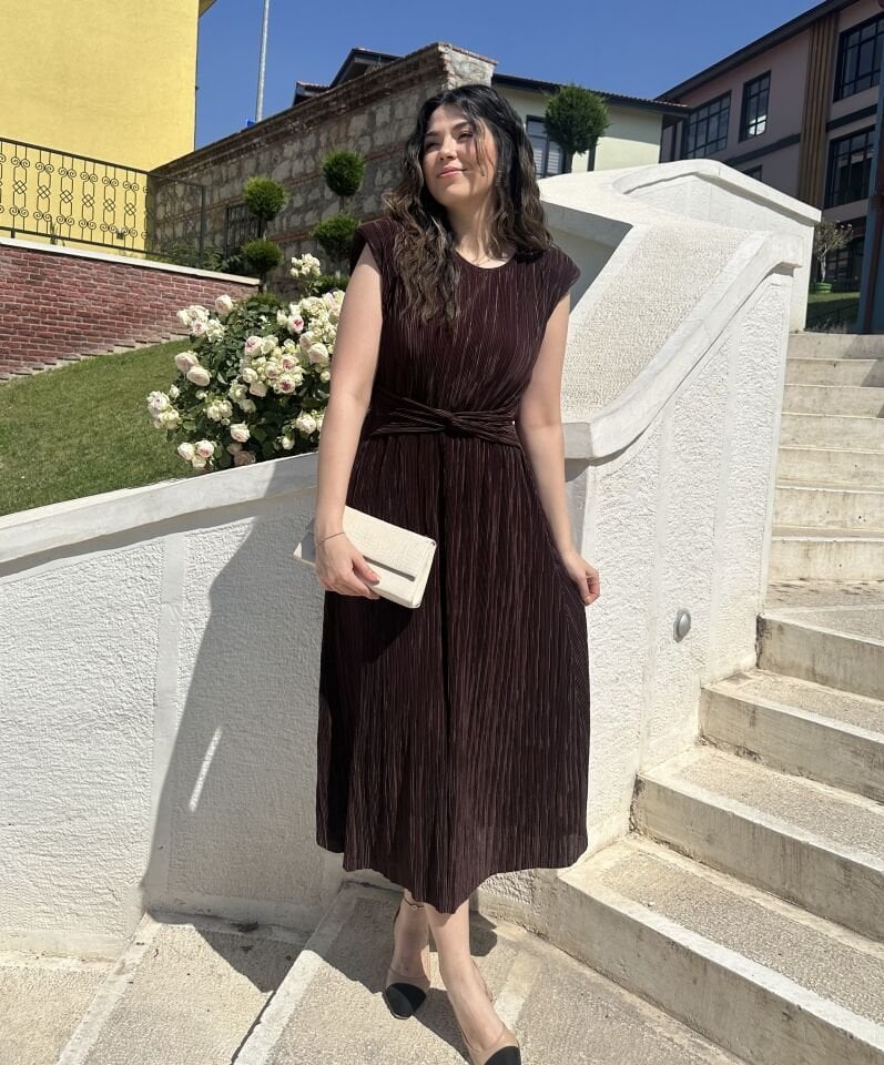 Kahverengi Vatkalı Bel Detaylı Piliseli Elbise