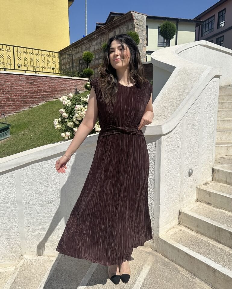 Kahverengi Vatkalı Bel Detaylı Piliseli Elbise